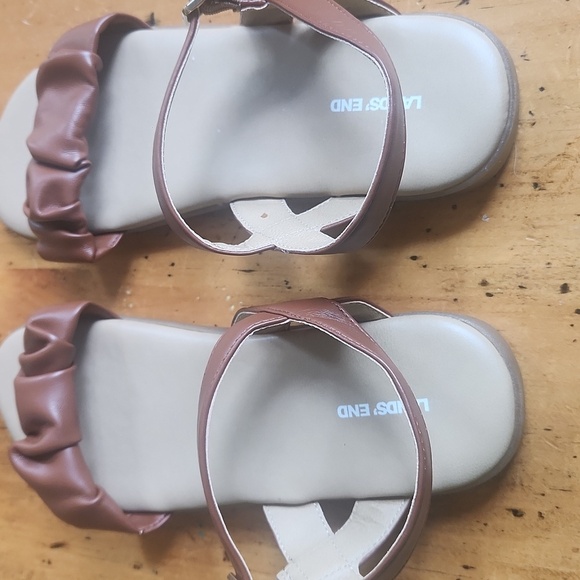 Lands' End Women's Adjustable Strappy Flat Cognac Sandals, Size 9 - Picture 6 of 9